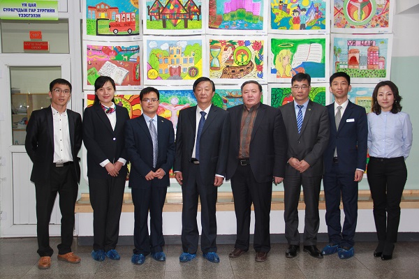 访问团参观育才中文学校.JPG