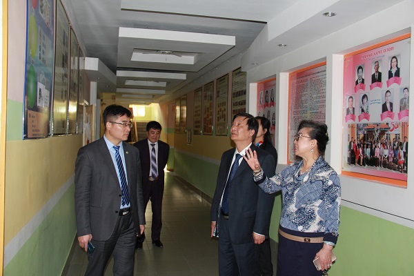 访问团参观旅蒙华侨友谊学校.JPG